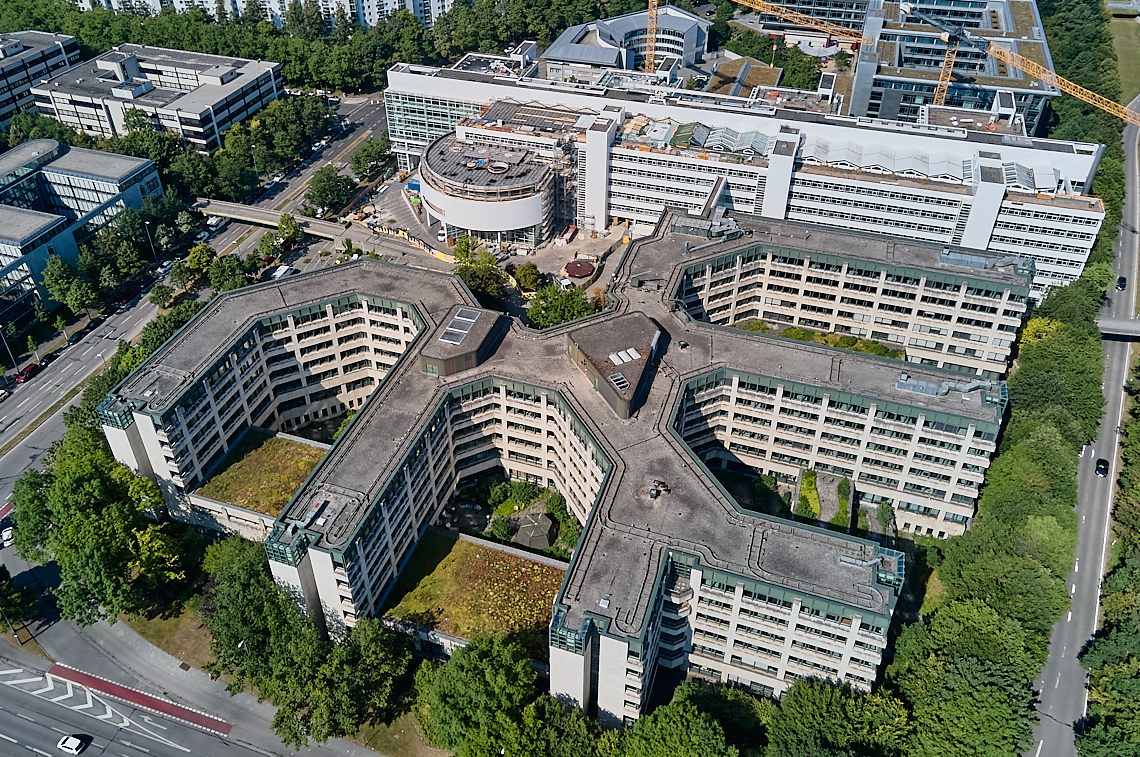 22.07.2022 - ehemaliges Alliant-Versicherungsgebäude und Wohnring in Neuperlach